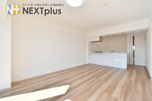 ソフィア上尾B棟の居間・リビング|リビングからもキッチンの様子がうかがえキッチンのママとリビングのお子様と会話も楽しみながら過ごせそうですね。
■難しいイメージの住宅ローンはスタッフが丁寧にお答えいたします。
