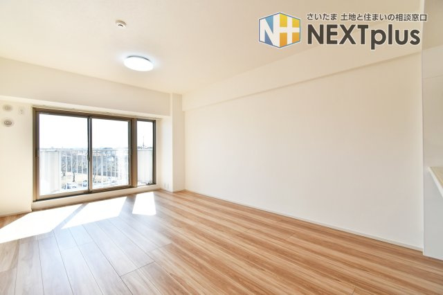 ソフィア上尾B棟の居間・リビング|大きな窓から差し込む陽射しが気持ちいいリビング。家族がくつろぐ空間だから明るく気持ちのいいスペースでありたいですね。
■現地でのお待ち合わせも可能です。
■