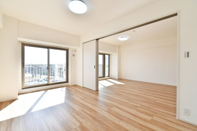 ソフィア上尾B棟の洋室|洋室①：7.1帖　リビングと続き間として20帖超えの広さとなります。主寝室としてや、来客時の客間としてもご利用いただけます。
■サイトをご覧いただき気になる物件はまとまてご案内可能。
■
