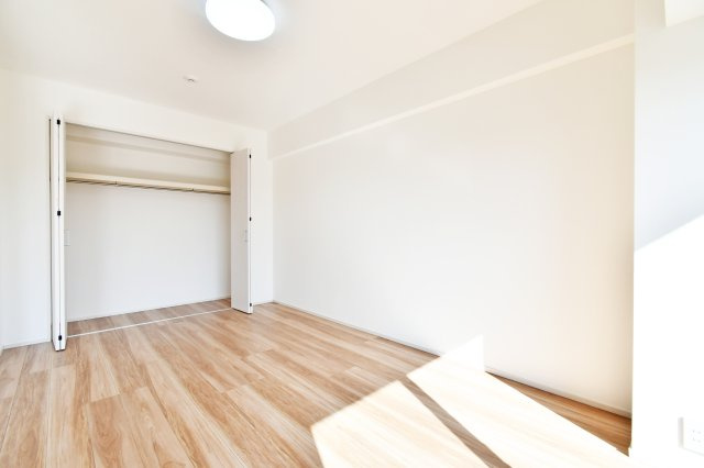 ソフィア上尾B棟の洋室|洋室①：両開きのクローゼットなので大きな荷物の出し入れも楽々です。
■難しいイメージの住宅ローンは経験スタッフが丁寧にお手伝いしますのでご安心ください。