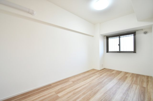 ソフィア上尾B棟の洋室|洋室②：5.2帖　全居室エアコン設置可能です。
■当店にはキッズルームもございますのでお子様ずれも大歓迎です。店舗前には駐車スペースもあり。