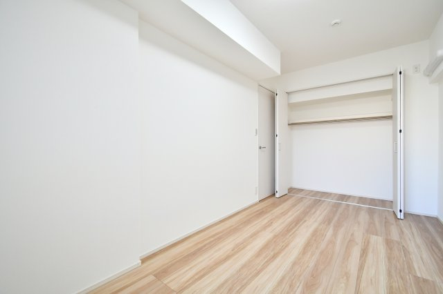 ソフィア上尾B棟の洋室|洋室②：5.2帖　初めてのお子様の一人部屋にも最適な洋室。クローゼットへの収納もお片付け上手への第一歩になる予感！
■内覧ご希望はお気軽にお問い合わせ下さい。

