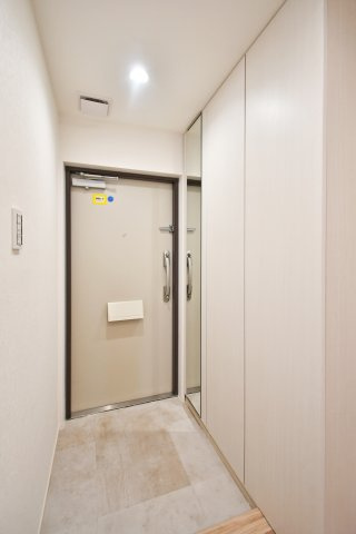 ソフィア上尾B棟の玄関|鏡付きのシューズボックスがお出かけ際の身だしなみチェックに便利です！容量たっぷりのシューズボックスも嬉しいです。
■実際に現地で間取りや通風、周辺環境をご確認ください。