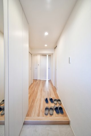 ソフィア上尾B棟の玄関|白を基調としたスッキリな印象の玄関ホールに廊下。
■住宅ローンや資金計画など、わからないことはお客様一人一人に合わせて丁寧にサポートいたします。