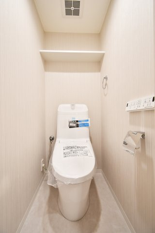 ソフィア上尾B棟のトイレ|収納棚が設置されているので小物やトイレットペーパーなどのストックも置くことが可能。
■お客様との会話を大切にし、一人一人に合った物件をご紹介させていただきます。