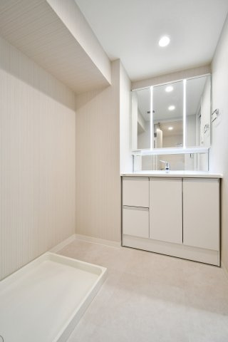 ソフィア上尾B棟の独立洗面台|収納豊富な三面鏡洗面化粧台では鏡裏に収納スペースがあり、小物や歯ブラシなどの日常使いの物が見えない収納できるのも嬉しいですね！
■お客様のご条件一つ一つに耳を傾けご希望に添えるようサポートいたします。