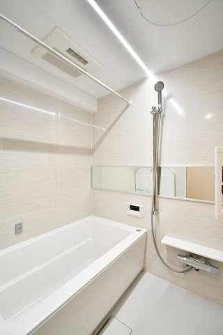 ソフィア上尾B棟の浴室|浴室乾燥機付きなので洗濯物を乾かせます。暖房もついているのでヒートショックの心配も予防できます。
■内覧希望の方は0120－655－620(通話無料)までご連絡下さい。