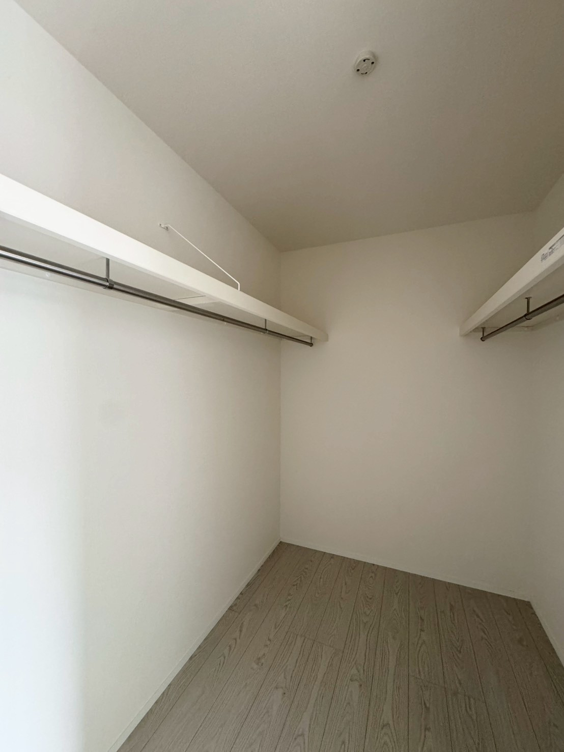 ーAdoble＋アドブルー小倉北区皿山町2期　【小倉北区　新築戸建て】の収納|両サイドに洋服がかけれるWIC♪【小倉北区　新築戸建て】