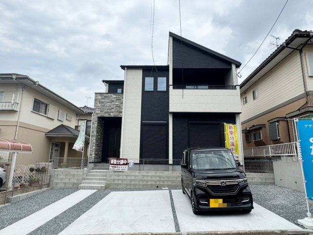 ーAdoble＋アドブルー小倉北区皿山町2期　【小倉北区　新築戸建て】の駐車場|急な来客でも安心な広々とした駐車スペース♪【小倉北区　新築戸建て】