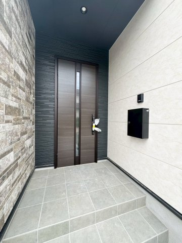 ーAdoble＋アドブルー小倉北区皿山町2期　【小倉北区　新築戸建て】の玄関|玄関は雨に濡れない仕様で安心♪【小倉北区　新築戸建て】
