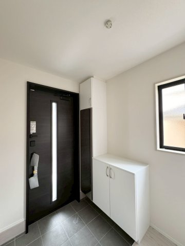 ーAdoble＋アドブルー小倉北区皿山町2期　【小倉北区　新築戸建て】の玄関|シューズボックス完備の白を基調とした明るい玄関【小倉北区　新築戸建て】