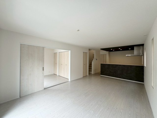 ーAdoble＋アドブルー小倉北区皿山町2期　【小倉北区　新築戸建て】の居間・リビング|LDK全体が明るく開放的な空間♪【小倉北区　新築戸建て】