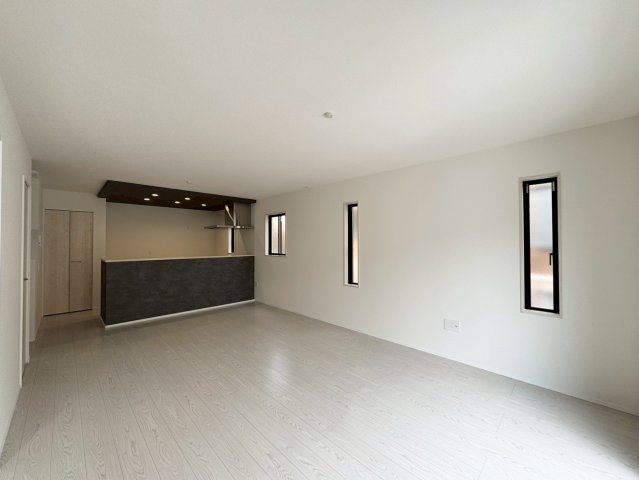ーAdoble＋アドブルー小倉北区皿山町2期　【小倉北区　新築戸建て】の居間・リビング|18帖の広々とした空間で、家族がゆったりとくつろげます【小倉北区　新築戸建て】