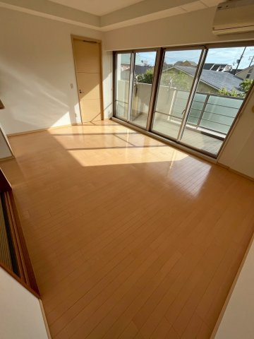 グリーンラグーナ甲子園A棟の居間・リビング