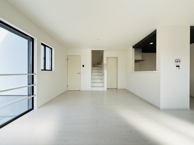 東海市富木島町伏見三丁目15番18『仲介手数料無料』新築戸建ての居間・リビング