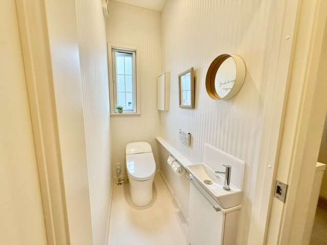 神戸市垂水区つつじが丘5丁目のトイレ|窓から光が入り、明るい雰囲気のお手洗いです！
少し奥行きのあるトイレで、圧迫感がありません♪