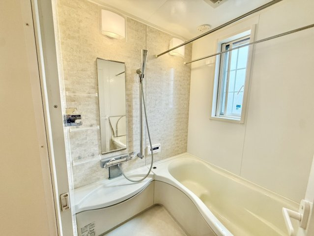 神戸市垂水区つつじが丘5丁目の浴室|一日の疲れを癒してくれるバスルームはゆったりと浴槽に入り半身浴をしながら読書を楽しんだりも可能です♪