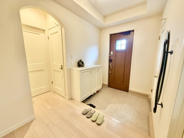 神戸市垂水区つつじが丘5丁目の玄関|シューズボックス付！
可愛い小物を置いてお客様をお出迎えできます♪
広々とした玄関です♪