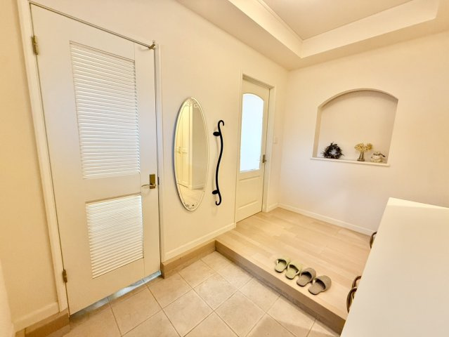 神戸市垂水区つつじが丘5丁目の玄関|SIC完備♪ベビーカーやゴルフバッグの置き場所にも困りません♪
散らかりがちな玄関もスッキリ♪
大きなニッチ飾り棚はお気に入りの小物を置くのもgood！