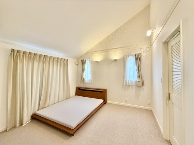 神戸市垂水区つつじが丘5丁目の寝室|高級感のある壁紙を使用している8帖の洋室はご夫婦の寝室としてもお使いいただけます！
クローゼット型の収納は広々4帖！！季節物の衣類や家電の収納にも◎
お部屋も広々と使えます♪