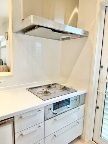 神戸市垂水区つつじが丘5丁目のキッチン|3口コンロで同時に複数の調理を進められるため、調理時間の短縮に！お料理を効率的に楽しく♪