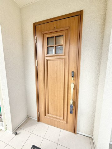 神戸市垂水区つつじが丘5丁目の玄関|雨天時でも濡れずに戸締りや傘の準備ができる玄関ポーチが付いています♪