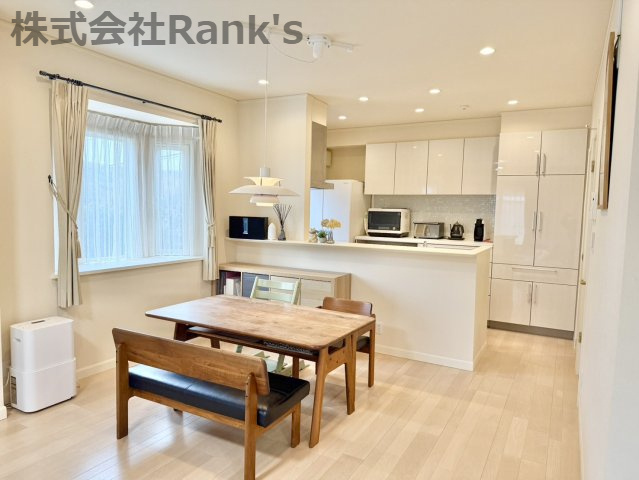 神戸市垂水区つつじが丘5丁目の居間・リビング|ご家族みんながゆったりくつろげる広々リビング♪
大きくとった窓から明るい光が入ります！
優しいぬくもりに包まれる床暖房付き♪