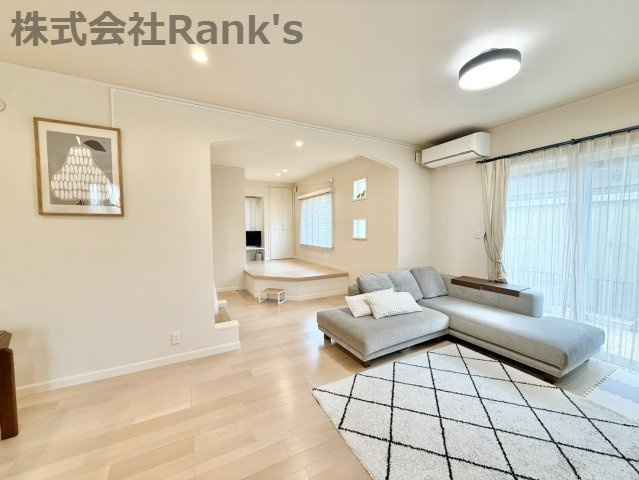 神戸市垂水区つつじが丘5丁目の居間・リビング|リビングとマルチスペースが隣接しており、より広々とした空間に♪
アーチ開口であたたかく可愛らしいお家♪
リビング階段でご家族の会話も増えそう♪