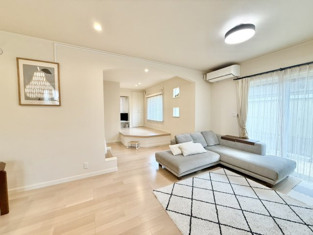 神戸市垂水区つつじが丘5丁目の居間・リビング|リビングとマルチスペースが隣接しており、より広々とした空間に♪
アーチ開口であたたかく可愛らしいお家♪
リビング階段でご家族の会話も増えそう♪