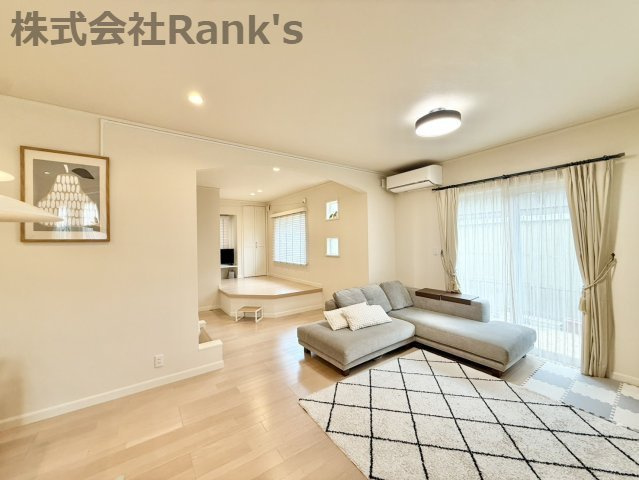 神戸市垂水区つつじが丘5丁目の居間・リビング|LDKは18帖♪マルチスペースと併せると約24帖♪
テレビ側の壁はエコカラット♪リビングとマルチスペースが隣接しており、より広々とした空間に♪


