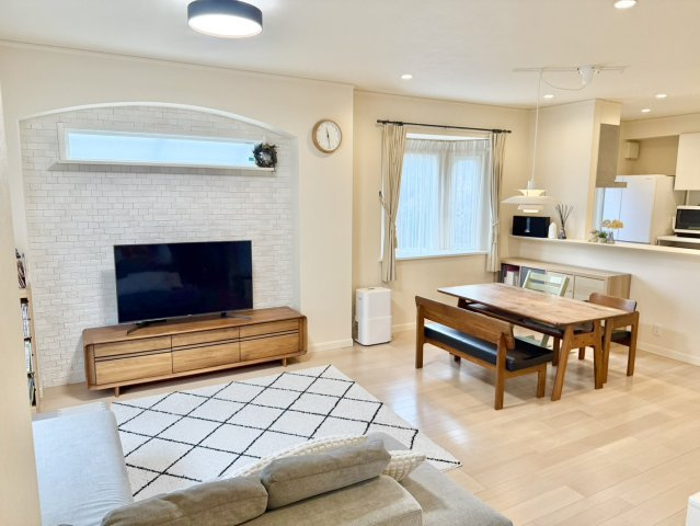 神戸市垂水区つつじが丘5丁目の居間・リビング|LDKは18帖♪マルチスペースと併せると約24帖♪
テレビ側の壁はエコカラット♪
ご家族と過ごす時間を大切にする方にぴったりのゆとりの住空間です♪