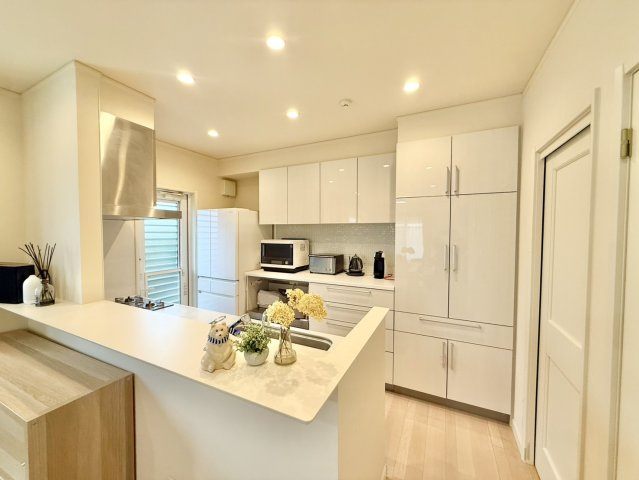 神戸市垂水区つつじが丘5丁目のキッチン|料理をしながらでもご家族との会話を楽しめる対面キッチン♪
勝手口やカップボード付き♪