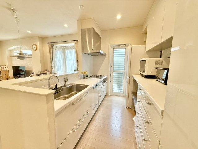 神戸市垂水区つつじが丘5丁目のキッチン|収納たっぷりで調理器具や調味料も出し入れしやすいです♪
広々シンクは使い勝手が良く、お鍋やフライパンなどもラクラク洗えます♪