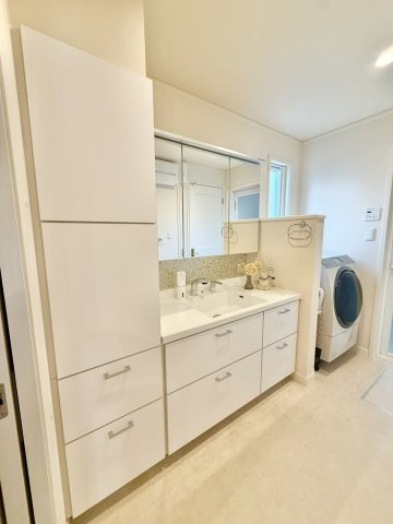 神戸市垂水区つつじが丘5丁目のランドリースペース|洗面台は3面鏡になっているため、身だしなみもしっかり確認できます！
収納も豊富♪細々したものもスッキリ収納できます♪