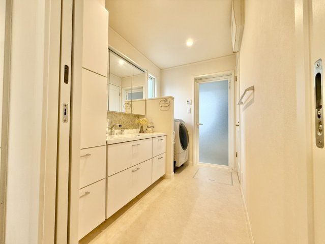 神戸市垂水区つつじが丘5丁目の洗面所|洗面室は広々3帖♪白で統一された洗面室は清潔感があります♪
小窓があり、昼間は自然光が入ります！
玄関⇔洗面室⇔LDKの回遊動線♪