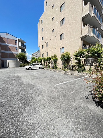 グロリオーサ門戸の駐車場