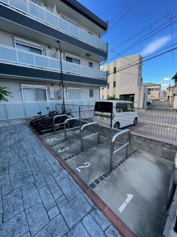 リブリ・アイリス諸岡の駐車場