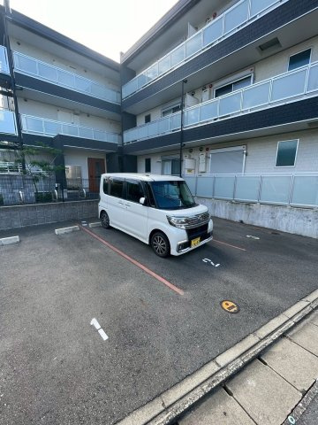リブリ・アイリス諸岡の駐車場