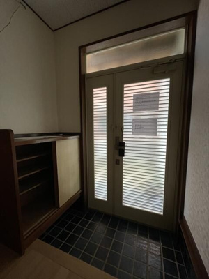 【玄関】 | 鎌ケ谷市中央貸家 | 収納もある玄関です