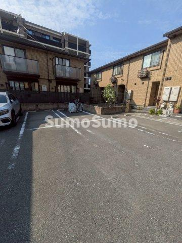 リピエーノ タカミヤ Ｂ棟の駐車場