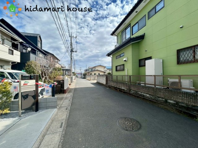 北本市東間５丁目3期　新築戸建　ブルーミング01の前面道路含む現地写真