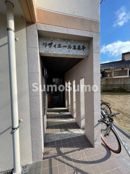 リヴィエール友泉亭のエントランス