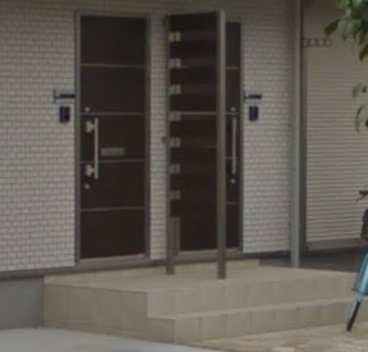 町田市三輪町のアパートの玄関