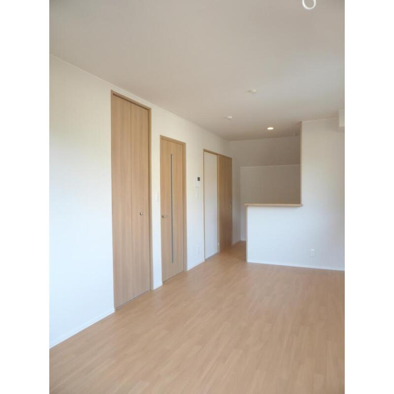 町田市三輪町のアパートの居間・リビング