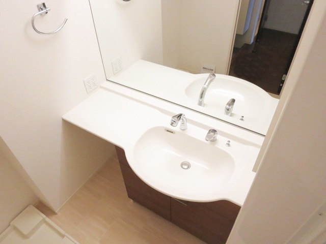 Ｅ．Ｉ．レジデンスＡの洗面所|大きい鏡が付いてます