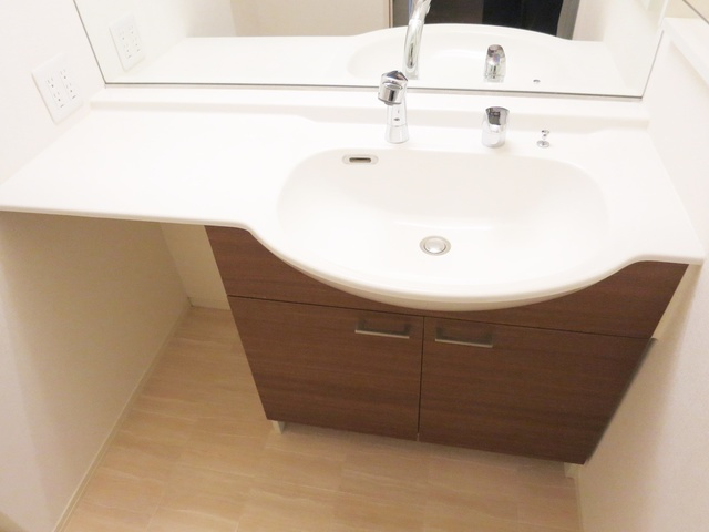 Ｅ．Ｉ．レジデンスＡの洗面所|広々とした洗面所です