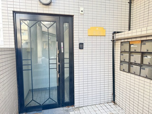 シティパレス東生駒　A号棟のエントランス|ゆとりのあるエントランスです