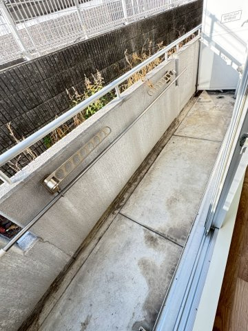 シティパレス東生駒　A号棟のバルコニー|暖かな日差しのふりそそぐバルコニー