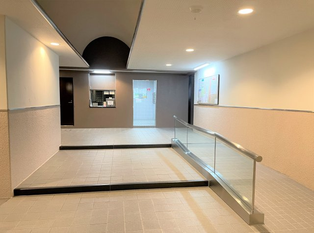 ヴィオス北大路5階　天然木フルリノベーションのエントランス