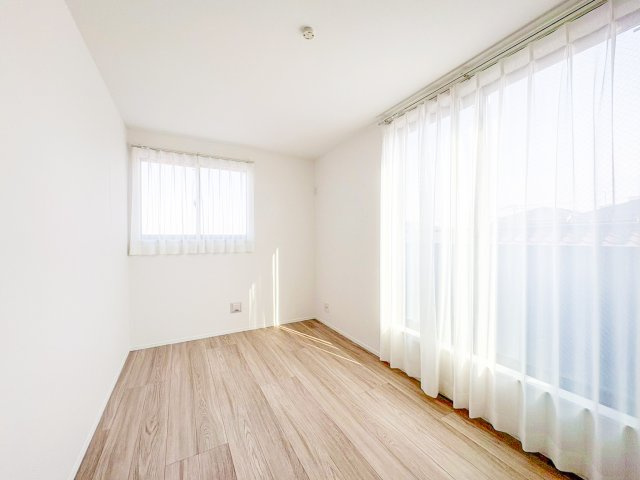 新築戸建　上平間A号棟の洋室|明るい洋室です